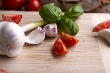 sarımsak, fesleğen ve taze domates