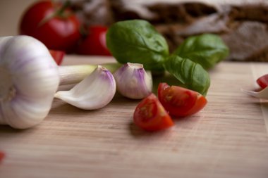 sarımsak, fesleğen ve taze domates