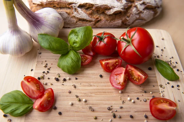 Tomates fraîches, basilic et ail — Photo