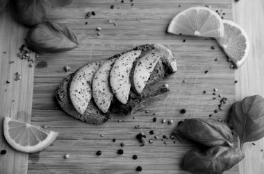 lezzetli dilim ekmek taze avokado ile