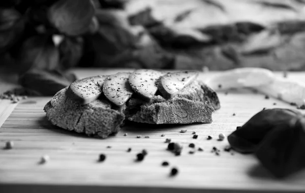 Lezzetli dilim ekmek taze avokado ile — Stok fotoğraf