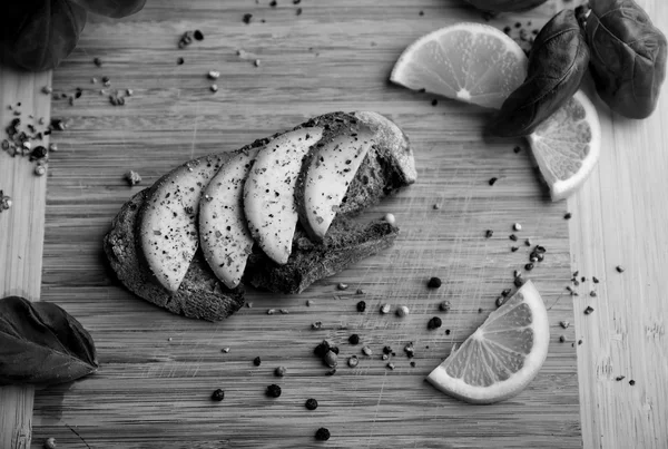 Deliciosa fatia de pão com abacate fresco — Fotografia de Stock