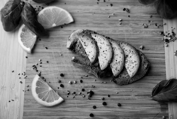 Deliciosa fatia de pão com abacate fresco — Fotografia de Stock
