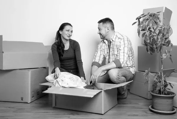 Happy couple unpacking boxes — Stock Photo, Image