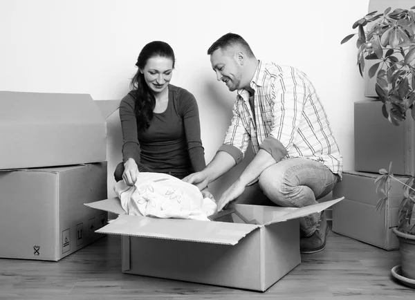 Happy couple unpacking boxes — Stock Photo, Image