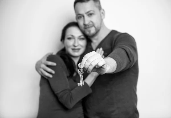Couple showing keys to their new home — Stock Photo, Image