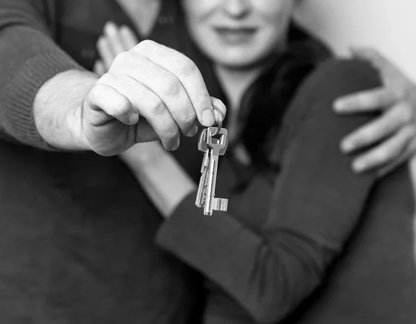 Pareja mostrando las llaves de su nuevo hogar —  Fotos de Stock