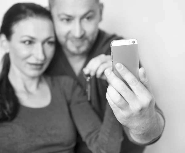 Couple showing keys to their new home — Stock Photo, Image