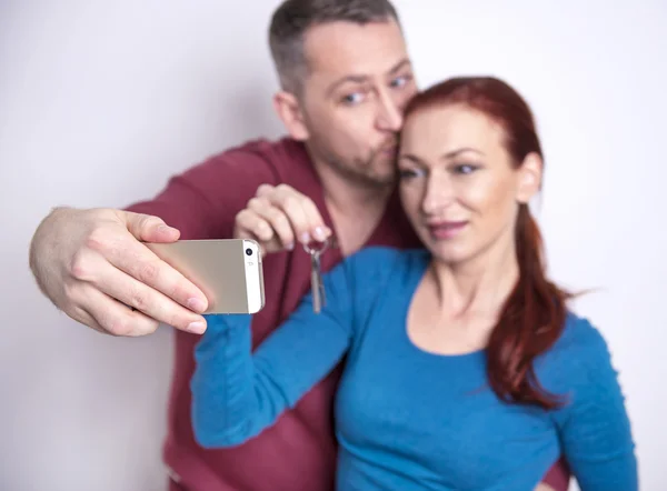 Couple showing keys to their new home — Stock Photo, Image