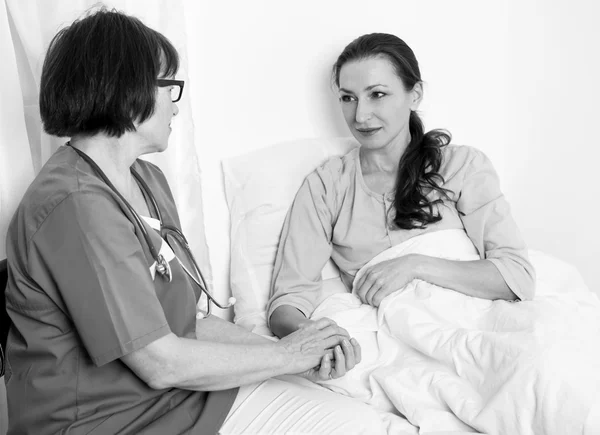 Paciente do sexo feminino deitada no leito hospitalar — Fotografia de Stock