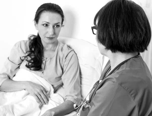 Paciente mujer acostada en cama de hospital — Foto de Stock