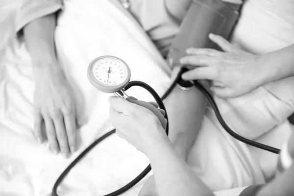 Paciente do sexo feminino deitada no leito hospitalar — Fotografia de Stock