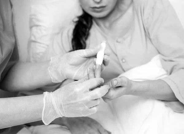 Patientin liegt im Krankenhausbett und spricht mit Krankenschwester — Stockfoto