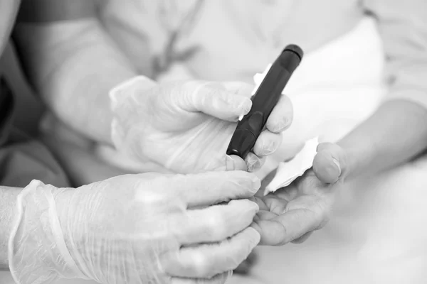 Patientin liegt im Krankenhausbett und spricht mit Krankenschwester — Stockfoto