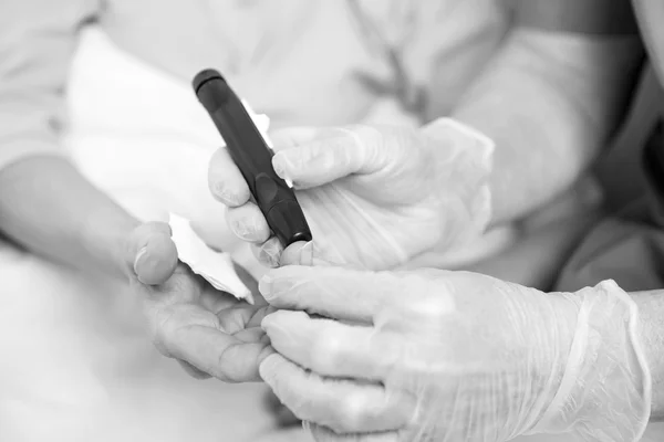 Paciente do sexo feminino deitada no leito do hospital e conversando com a enfermeira — Fotografia de Stock