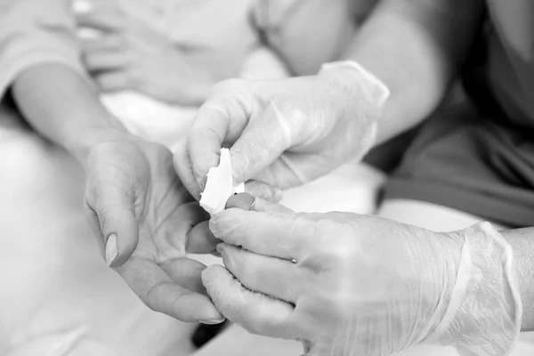 Paciente do sexo feminino deitada no leito do hospital e conversando com a enfermeira — Fotografia de Stock