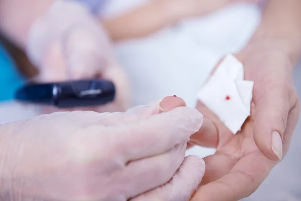 Paciente do sexo feminino deitada no leito hospitalar — Fotografia de Stock