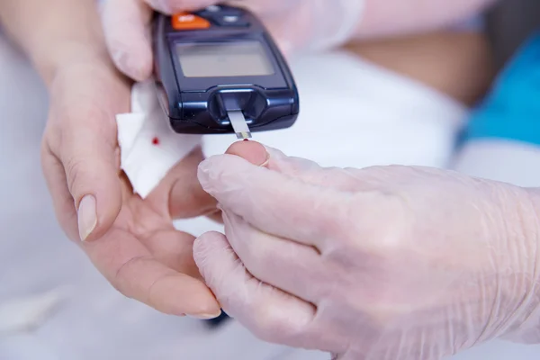 Kvinnlig patient i sjukhussängen — Stockfoto