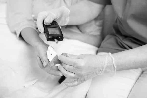 Paziente di sesso femminile sdraiata in letto d'ospedale — Foto Stock