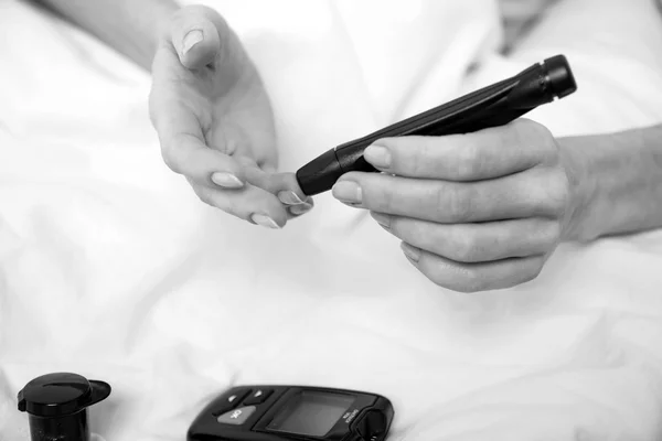 Paciente do sexo feminino deitada no leito hospitalar — Fotografia de Stock