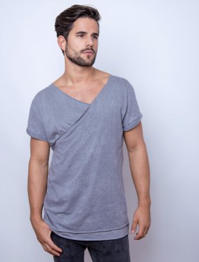 Yakışıklı genç adam günlük kıyafetlerle poz veriyor.