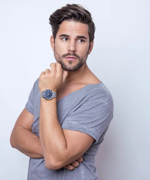 Bello giovane uomo in posa in abiti casual — Foto Stock