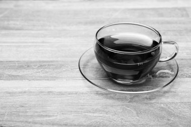 Cam bardak taze demlenmiş çay