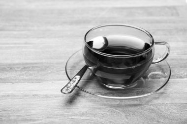 Cam bardak taze demlenmiş çay