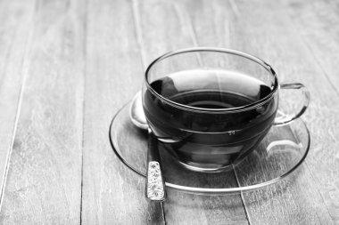 Cam bardak taze demlenmiş çay