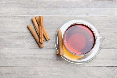 Cam bardak taze demlenmiş çay