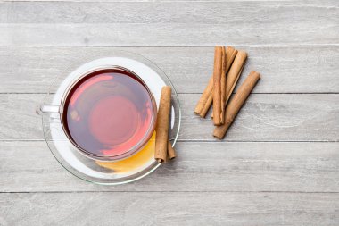 Cam bardak taze demlenmiş çay