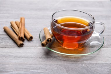 Cam bardak taze demlenmiş çay