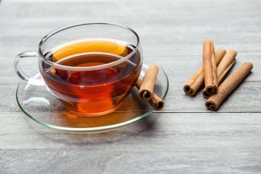 Cam bardak taze demlenmiş çay