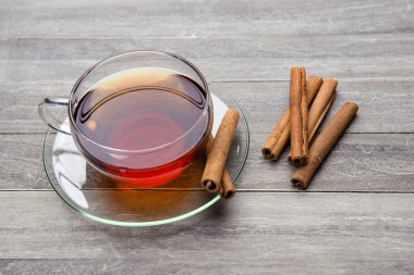 Cam bardak taze demlenmiş çay