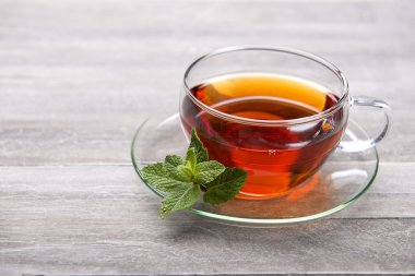 Cam bardak taze demlenmiş çay