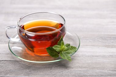 Cam bardak taze demlenmiş çay