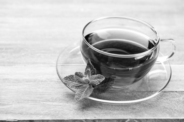 Cam bardak taze demlenmiş çay