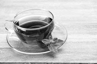 Cam bardak taze demlenmiş çay