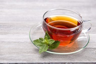 Cam bardak taze demlenmiş çay