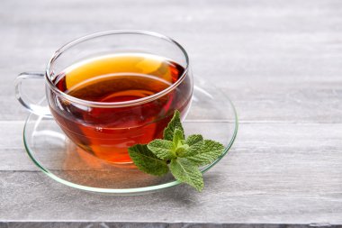 Cam bardak taze demlenmiş çay