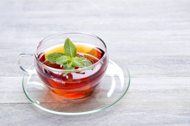 Cam bardak taze demlenmiş çay