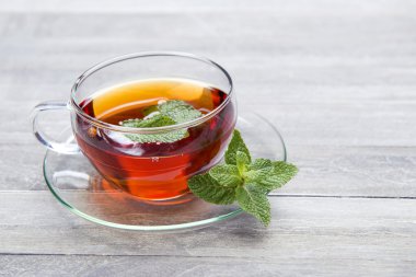 Cam bardak taze demlenmiş çay