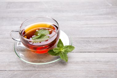 Cam bardak taze demlenmiş çay