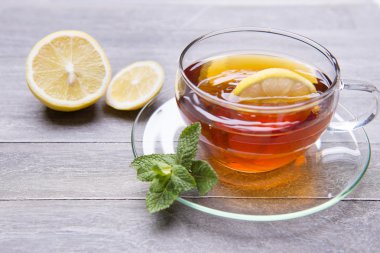 Cam bardak taze demlenmiş çay