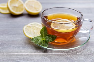 Cam bardak taze demlenmiş çay