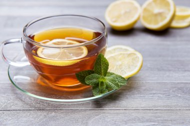 Cam bardak taze demlenmiş çay