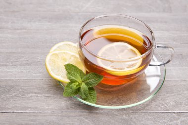 Cam bardak taze demlenmiş çay