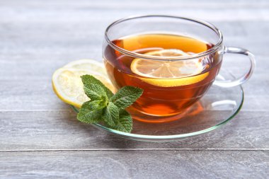 Cam bardak taze demlenmiş çay