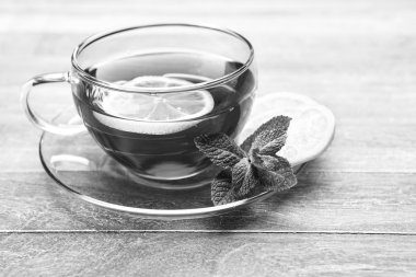 Cam bardak taze demlenmiş çay