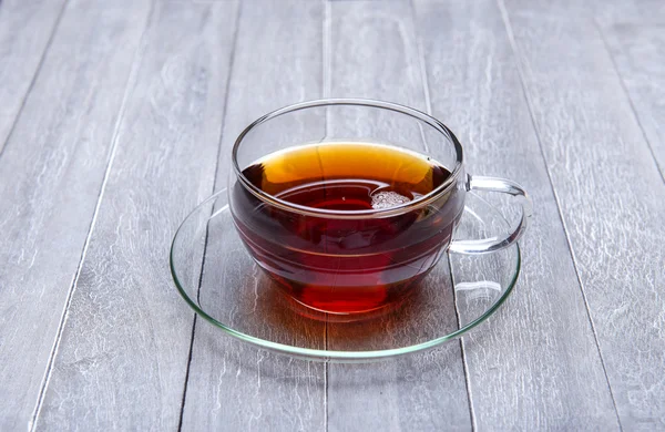 Thé fraîchement infusé dans une tasse en verre — Photo